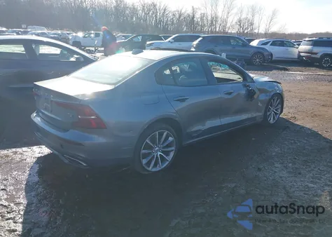 2021 Volvo S60 T5 Momentum z USA, uszkodzony, nr VIN 7JR102TZ1MG113089